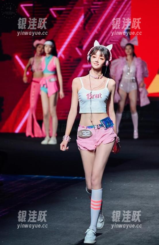www.17发布放送最新奇葩剪影，咱的瓜田小路越走越疯！