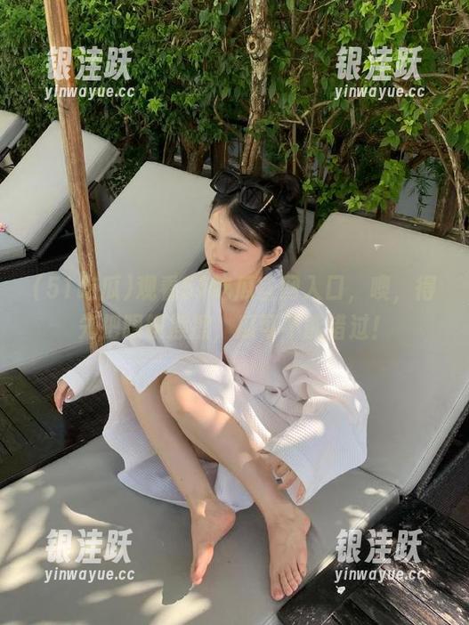 观看51吃瓜官网入口，噢，得先把眼镜擦擦，瓜可不能错过！