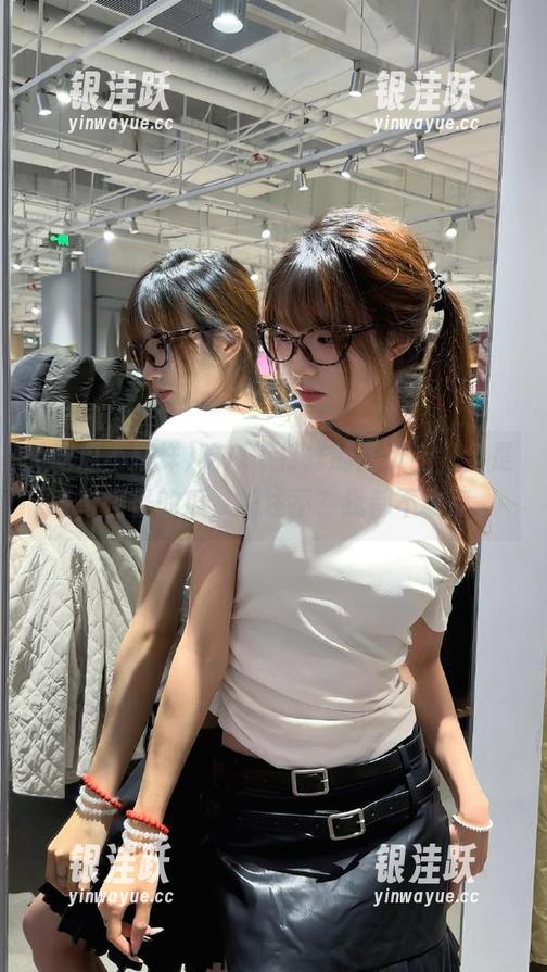 吃瓜不打烊的网页上，全是奇奇怪怪的瓜，关注不？我都不敢点。