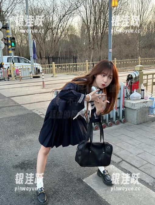 登录“吃瓜网17”，被最近的热点瓜吸引，结果一不小心竟然开始关心起主题曲的旋律了……