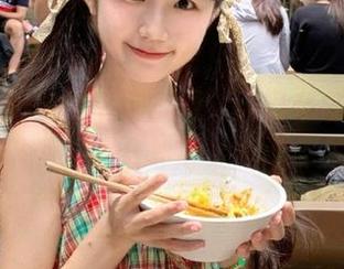 对着“吃瓜网”入口在线发呆，等八卦飞来！