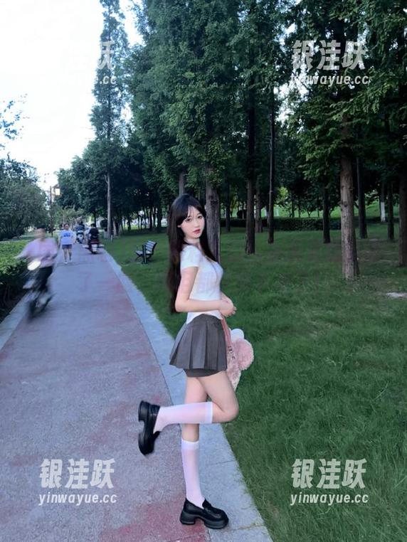 国产黑料入口：今天又被瓜砸了一脸，眼泪都快掉下来了！