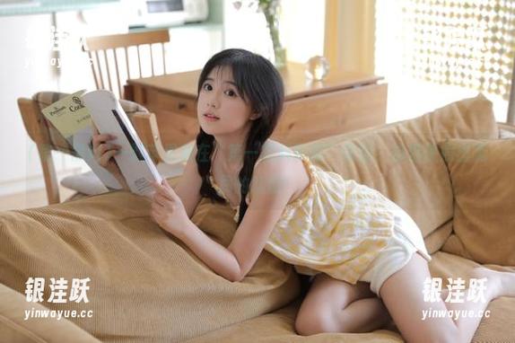 一颗苹果放在“第一黑料影后”旁边，仿佛映照出无尽的戏剧！