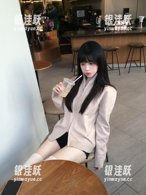 打开黑料社app，今天的八卦更新比夕阳还晚
